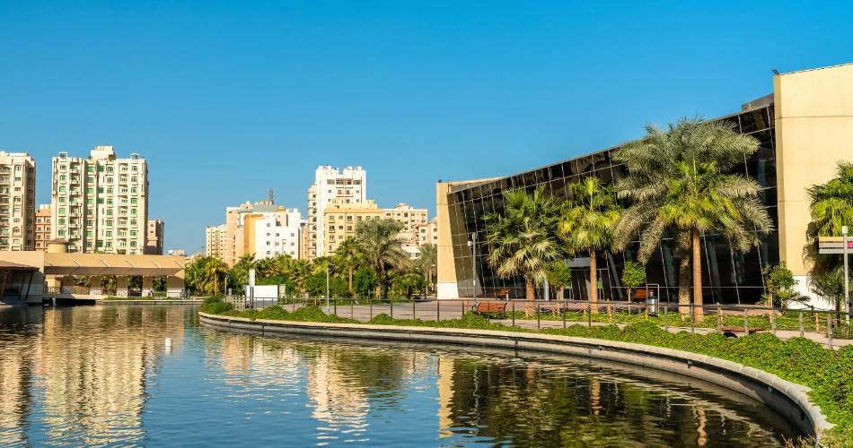 Salmiya Travel Guide: Beaches, Malls & Nightlife